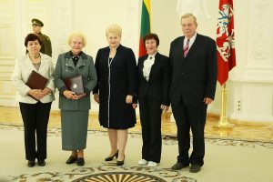 משפחתה של המצילה עם נשיאת ליטא
