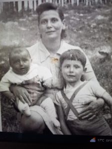 אמא שלי: פרידה פיין מהבית צוקרמן. אחי ברוך נולד במחנה עקורים באוסטריה באוקטובר 45. ואנוכי שנולד בוילנה ב 29/12/1940